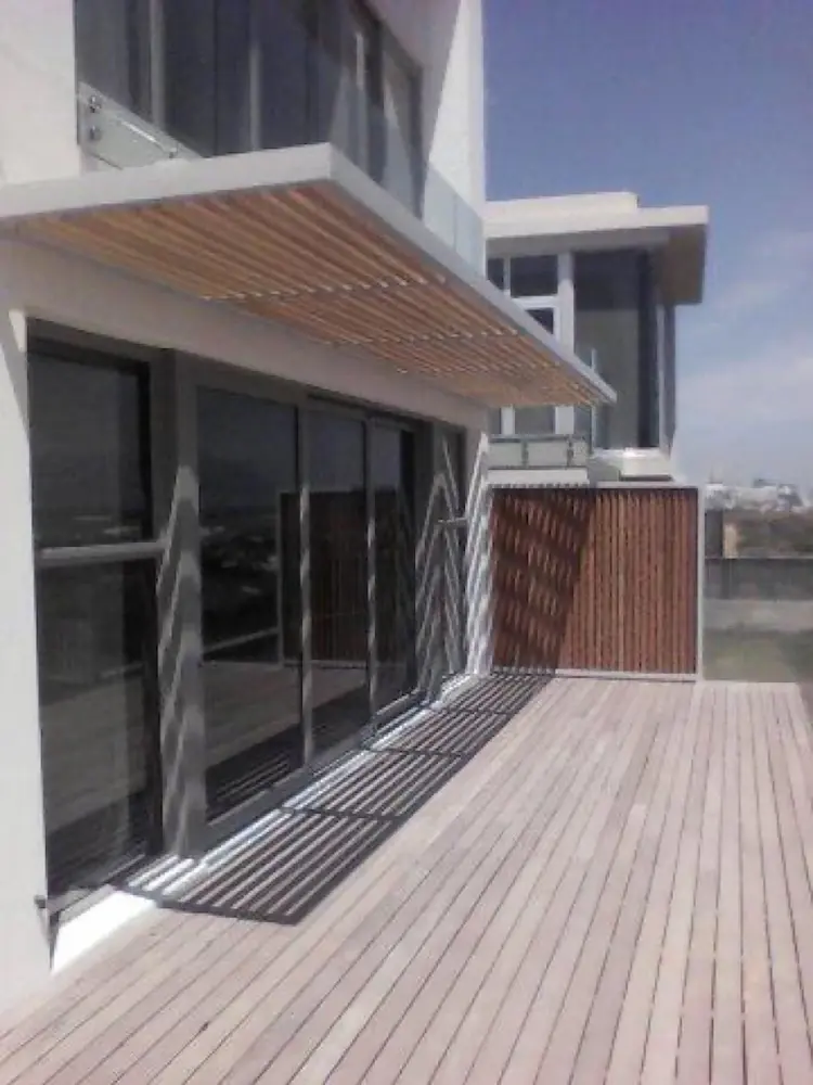 Timber louvre pergola and screen by Sterianos