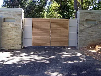 Timber entrance gate by Sterianos
